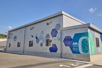 白い壁の建物中程度の精度で自動的に生成された説明