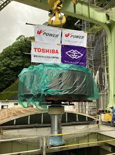 長山発電所1号機リパワリング工事中の様子(回転子吊込み)