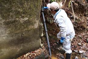 12月22日、実証フィールドに計測器を取り付け